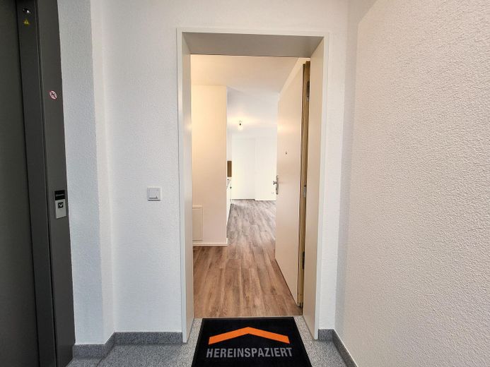 Penthouse z tarasem dachowym i widokiem w dal – nowy budynek 2023 – Diele mit Aufzug direkt an der