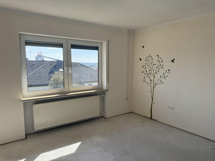 Großzügiges 2-/3- Familienhaus in ruhiger Lage mit flexiblen Nutzungsmöglichkeiten – Zimmer OG