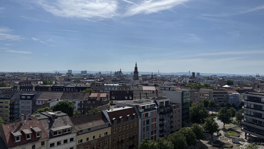 All-Inclusive: Frisch saniertes, vollmöbliertes Studio im 11. OG mit spektakulärem Stadtblick – View from your balcony
