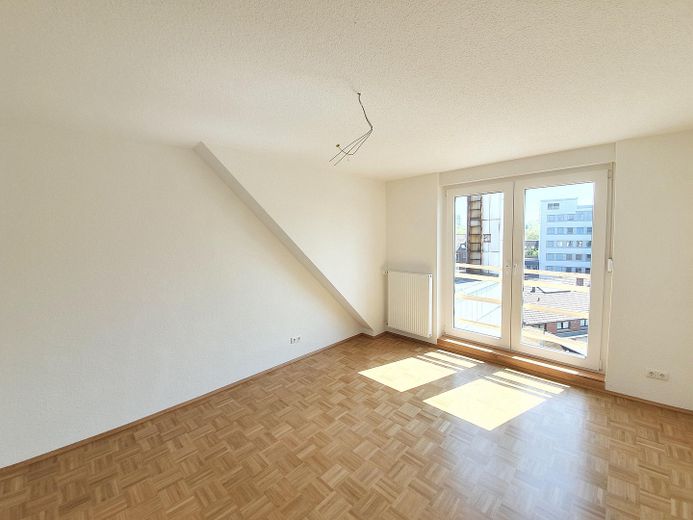 Nicht alltägliche 2,5 Raum Komfortwhg. großer Sonnenbalkon, Bad: Wanne + Dusche, Echtholzparkett – Schlafzimmer mit Zugang Balkon