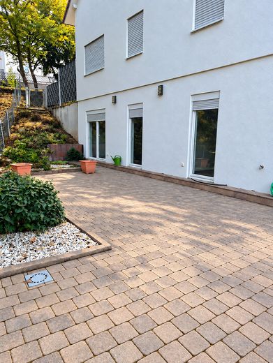 Przestronny dom rodzinny z mieszkaniem dla gości w Reichenbach-Steegen – Terrasse an der Ostseite