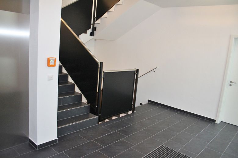 Treppenhaus mit Fahrstuhl