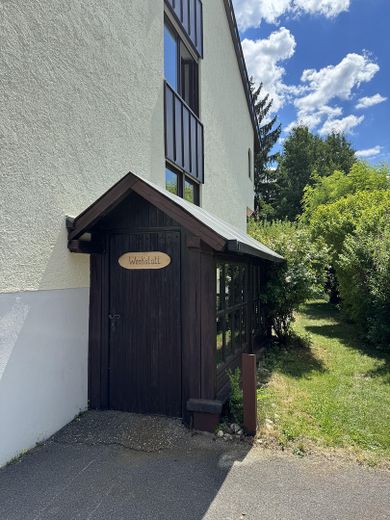 Zentrumsnah: Wohnhaus mit Galerie/Atelier, Einlieger-App.  & traumh. Naturgarten (834 qm) – Ateliereingang Außen