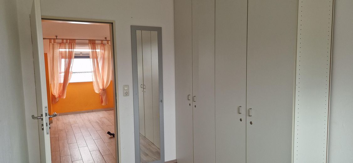 Two-family house – quiet and central with a garden paradise – OG Büro/Flur