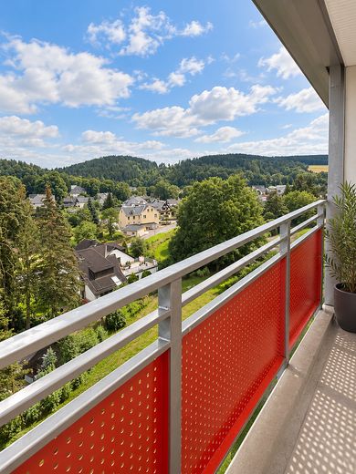 Appartamento di 3 locali completamente ristrutturato con ampio balcone e splendida vista a Thum – Balkonausblick