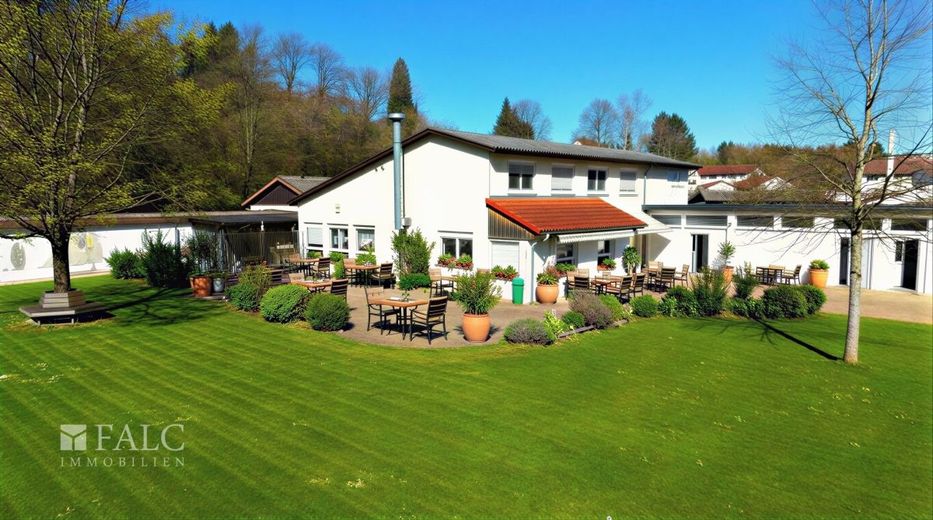 Jetzt zuschlagen! Saisonstarkes Restaurant mit Laufkundschaft! Direkt am Freibad - FALC Immobilien – Mitten im Schefflenzer Freibad