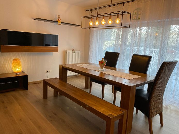Top Lage  4-Zi. Maisonette mit Dachgarten, klimatisiert! – Wohnzimmer 