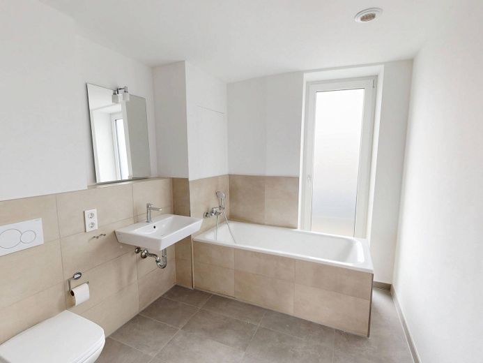 Wohntraum in Rissen: 3-Zimmer-Dachgeschosswohnung mit 2 Dachterrassen, eigenem Lift, EBK uvm. – Ansicht I: Bad I