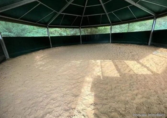 Prestigeträchtige Anlageimmobilie im Grünen und der Möglichkeit zur Pferdehaltung – Longierhalle