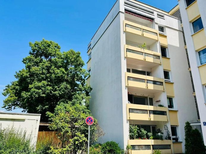 Appartamento di 3 locali con balcone a Krailling, 100 m² – Wohngebäude