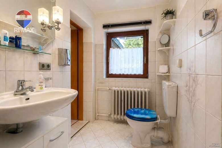 Casa unifamiliare bungalow a Berlino-Karow con cantina, garage, terreno di 1.006 m² | potenziale di ampliamento | si richiede la vostra offerta nel procedimento digitale! – Bad - Darstellung optimiert (Möblierung)