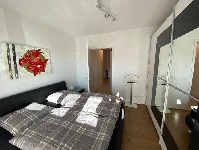 Wohnen am Rhein im Zollhafen – 2-Zimmer-Wohnung in den Schiffshäusern mit Rheinblick und Garten – Schlafzimmer