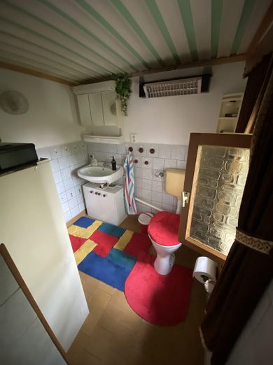 Badezimmer mit WC, Waschbecken