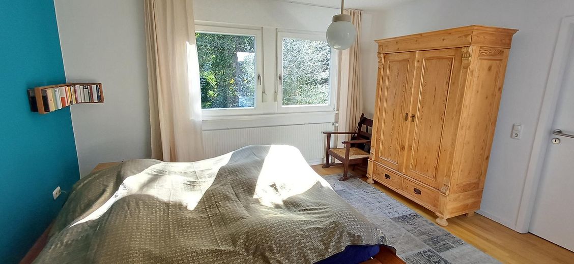 Tek katta yaşam: Şehre yakın, rüya gibi bahçesiyle huzur – Schlafzimmer