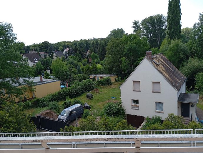 Komplett neu renovierte 2-Zimmer Wohnung im 1.OG mit Balkon – Blick vom Balkon