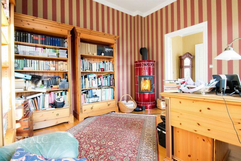 +++ Elegantes Zweifamilienhaus mit großem Garten, Badeteich inkl. Poolhaus +++ – Büro