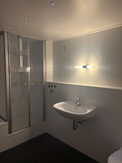 Te huur: woning op de begane grond, ongemeubileerd – Bad / WC UG