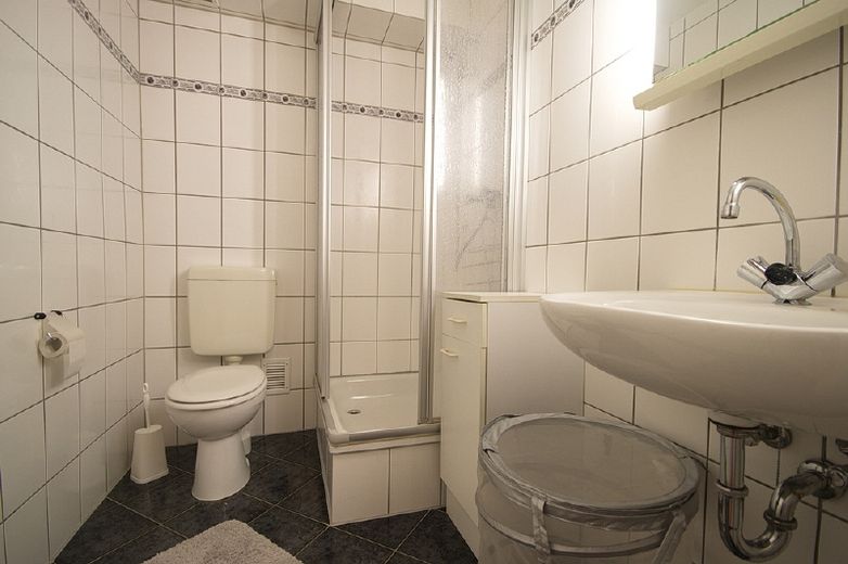 Hell, zentral und ruhig: Modern eingerichtete Wohnung für Zeiträume ab 3 Monate zu vermieten. – f949d15cb09b3d176cafff819d82bdff5aff76f8.jpg