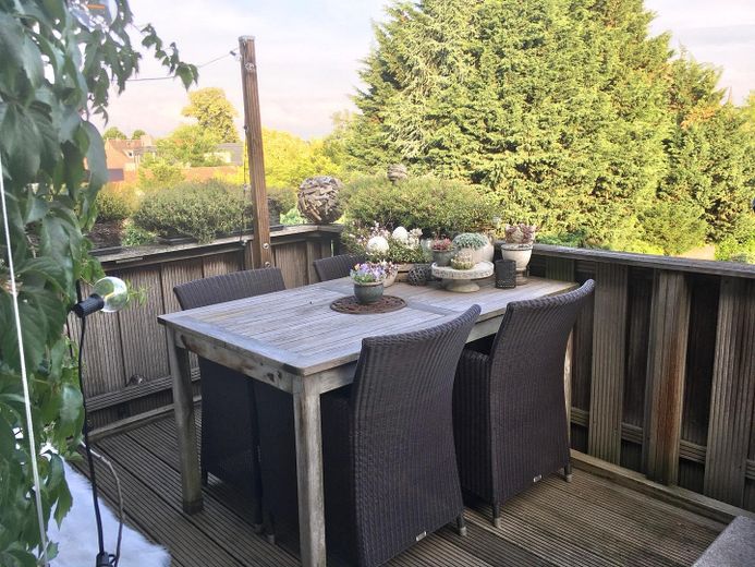 Stylowe mieszkanie na 2. piętrze w centrum miasta do wynajęcia – Balkon