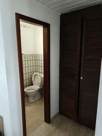 Attraente casa a schiera centrale di 5 locali in posizione privilegiata nei quartieri Wolfram e Herrenbach – Toilette EG