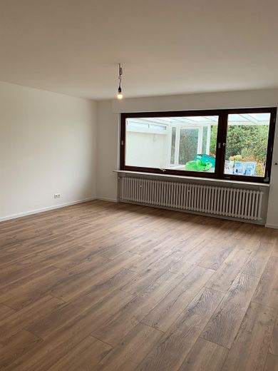 Elegante appartamento di 3 locali ristrutturato con terrazza coperta – Wohnzimmer