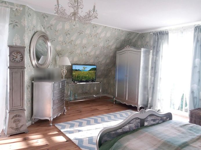 Luxuriöses englisches Landhaus, provisionsfrei – grosses, helles Schlafzimmer