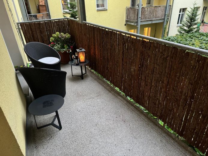 Energieeffiziente Altbauwohnung in Berlin Friedrichshain provisionsfrei, bezugsfrei – grosser Balkon zum Innemhof