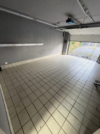 Wolnostojący dom jednorodzinny z ogrodem i stawem kąpielowym – idealny dla par i małych rodzin – Begehbare Garage