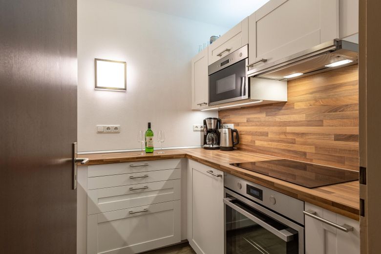 1,5 Zimmer Wohnung mit schöner privater Terrasse, Schwimmbad und Sauna – Neue Einbauküche