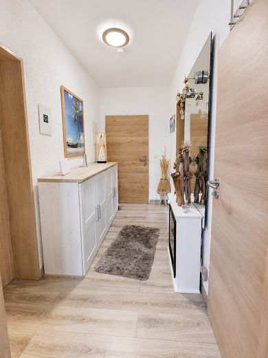 Modernisierte helle 2,5 Zimmer Wohnung mit Balkon – Flur