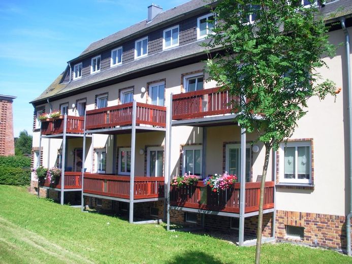 helle und angenehme 3 Zimmer mit Balkon im EG, soeben frisch saniert – Ansicht mit Balkonen