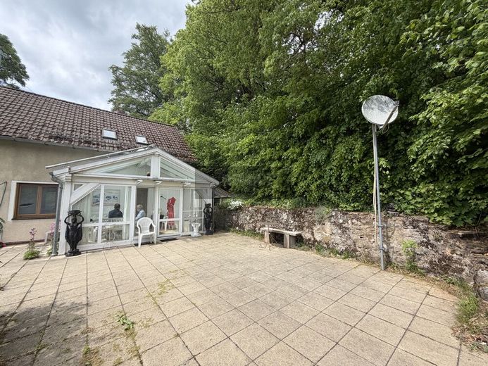 Freizeitgrundstück mit zwei Häusern, Wintergarten &amp; traumhaftem Ausblick – Bild 1