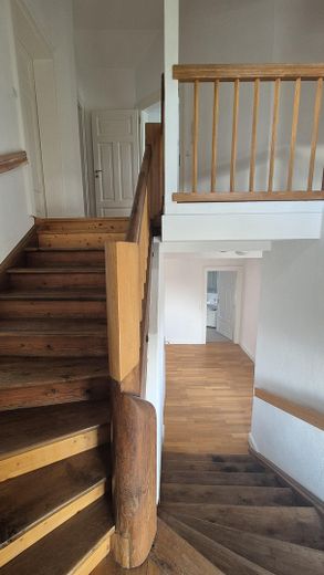 Ampio soggiorno-pranzo in un affascinante appartamento duplex – Foto 6