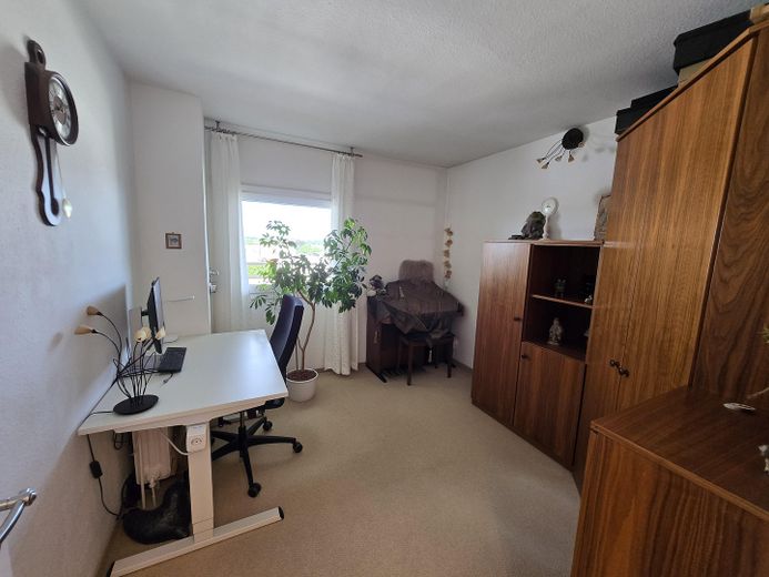 Lichtdurchflutete 3-Zimmer-Wohnung im 7. OG über dem AEZ mit spektakulärem Hamburg-Blick und Loggia! – Helles Büro mit Rollladen 