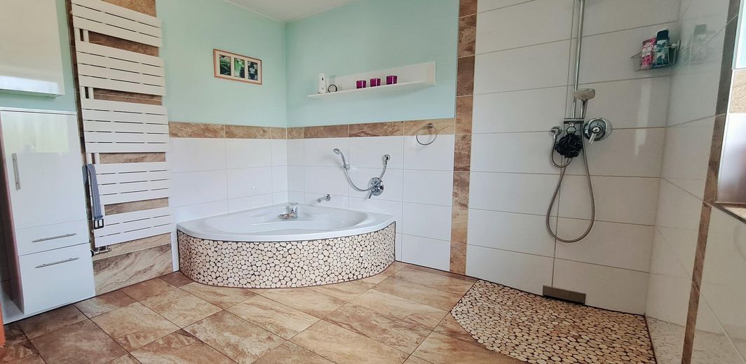 Provisionsfreies Einfamilienhaus in Wittislingen: 2.190m² Traumgrund, Außenpool, Whirlpool & Sauna – Bad #01