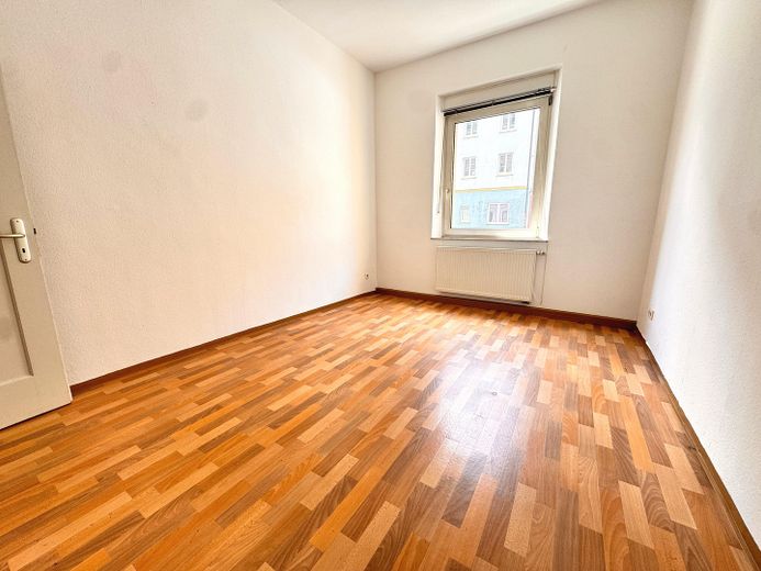 Central 2-room apartment with new kitchen – Schlafzimmer