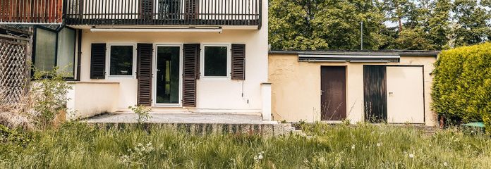 Traumhaftes Gartengrundstück 507qm Nähe Isarhochufer in Pullach mit großem Potential – Haus Gartenansicht mit Garage