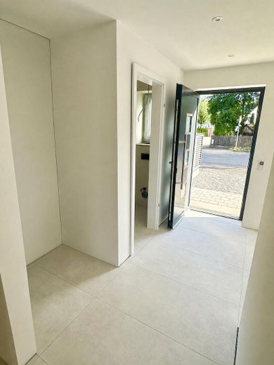 Aktionspreis! 99 % bezugsbereit – Mittelhaus in Teugn  - 100.000 € KfW-Förderung – Flur