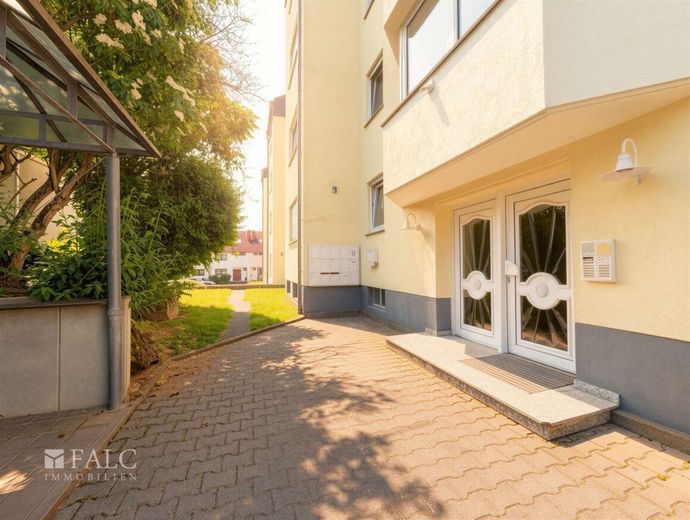 Wohnen mit Weitblick: 3 Zimmer, Balkon, 2 Stellplätze &amp; Blick ins Grüne – Außenansicht