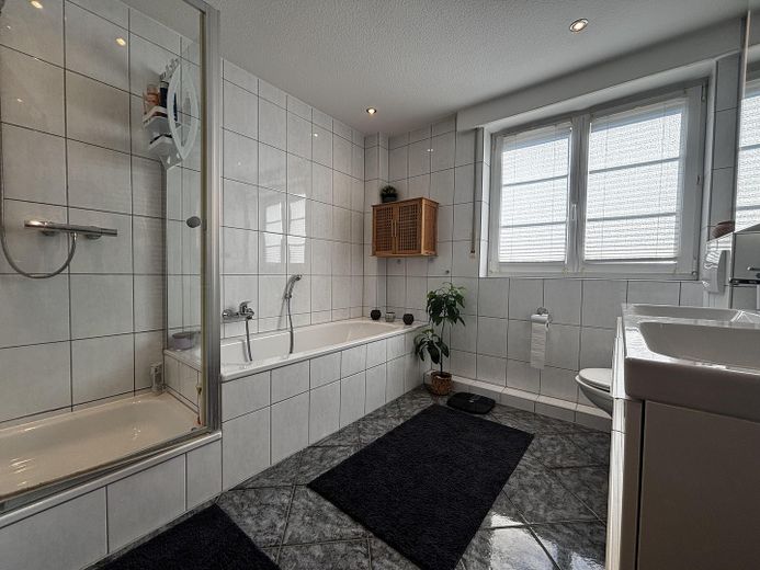 ¡De particular, sin agencia inmobiliaria! Casa adosada intermedia ideal para familias, en una ubicación perfecta y con instalación solar – Badezimmer 1.OG