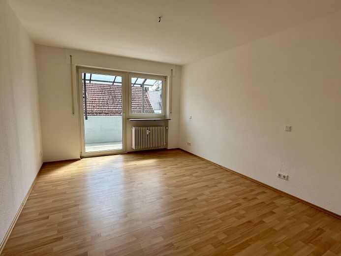 Frisch renovierte 2,5-Zimmer-Wohnung mit Blick ins Grüne in Erlenstegen – Schlafzimmer mit Balkonzugang