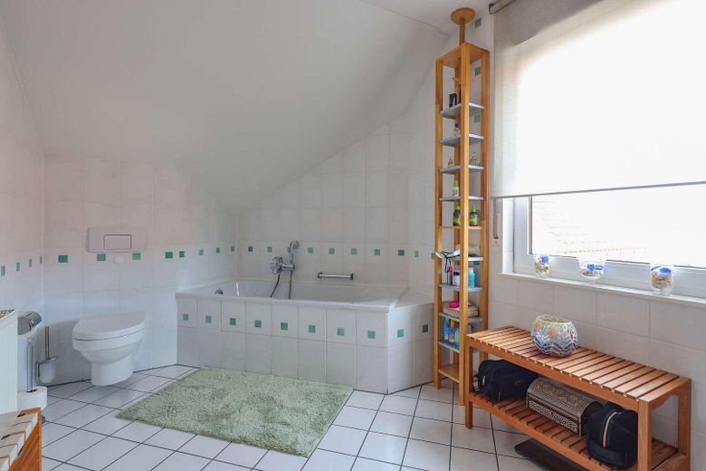 *senza provvigione* Casa familiare con impianto fotovoltaico, accumulo, camino e ampio giardino – Masterbad Wanne