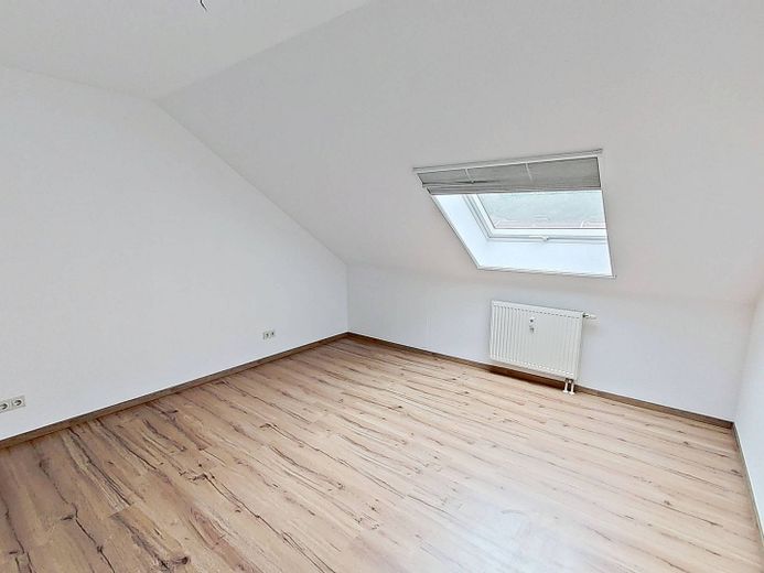 Büyük gün ışığı alan banyoya sahip, samimi 2 odalı çatı katı dairesi – Ansicht I: Schlafzimmer