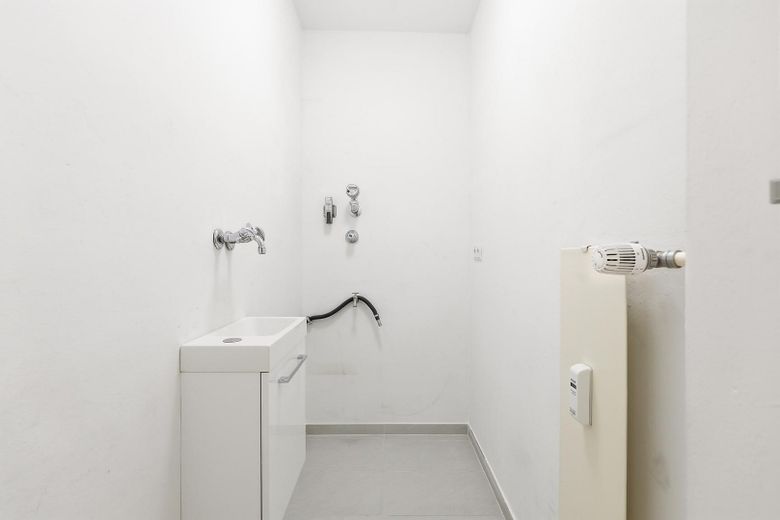 Luminoso appartamento di 2,5 locali con ampio balcone esposto a sud-ovest e cucina componibile – Waschraum