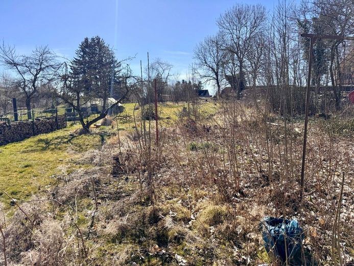 das Grundstück