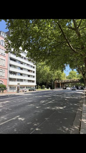 Provisionsfrei: 2-Zi-Wohnung in Rheinnähe mit modernisiertem Bad & Perspektive zur Eigennutzung – Hausansicht 
