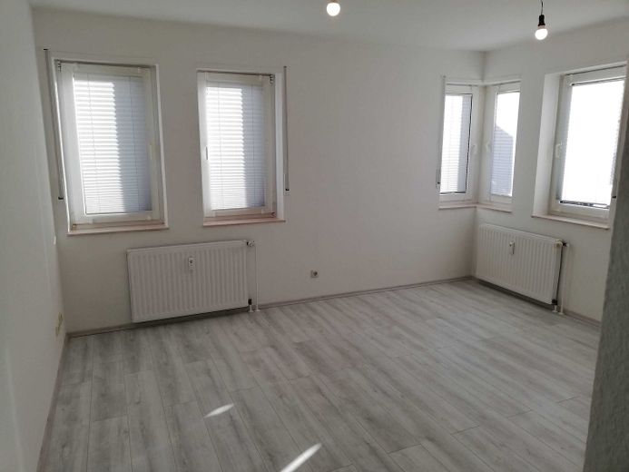 Traumhafte helle 2,5 Zimmer-Wohnung mit Einbauküche – Wohnzimmer