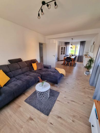Bellissima casa bifamiliare con ampio giardino, piscina, garage, cucina componibile ecc. – Wohnzimmer