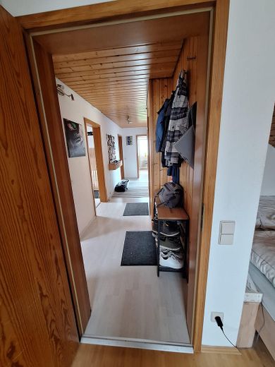 Gemütliche Dachgeschosswohnung 4 Zimmer mit Einbauküche in ruhiger Wohngegend – Gang