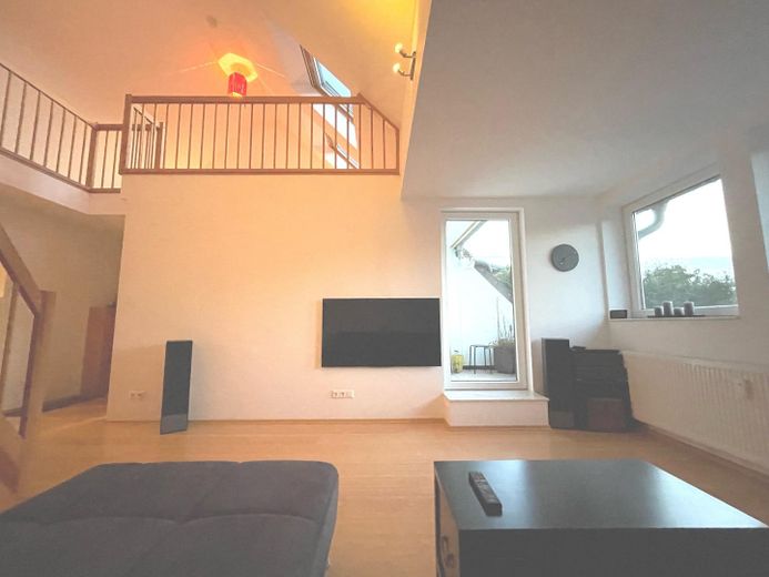 Helle voll möblierte Maisonette-Wohnung auf 2 Ebenen in ruhiger Lage in Hamburg-Eidelstedt – Wohnzimmer, Blick zur Galerie